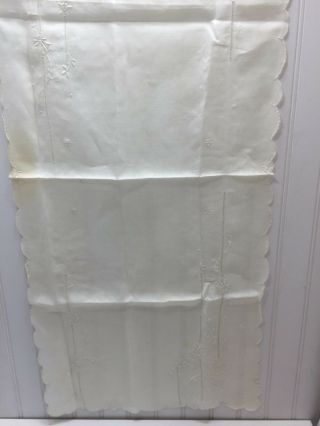 Vintage Embroidered Table Runner Dresser Scarf Scallop Edge Ivory 23877 3