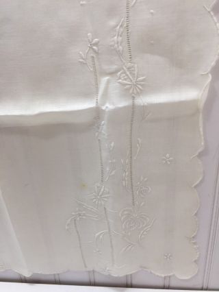 Vintage Embroidered Table Runner Dresser Scarf Scallop Edge Ivory 23877 4