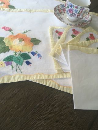 Vintage Yellow And White Cotton Floral Appliqué Placemats And Napkins Set Of 5