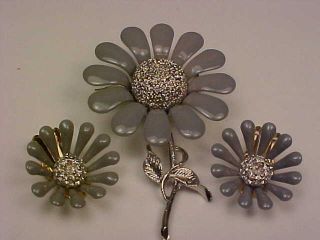 Cute Vintage Silvertone/goldtone & Gray Enamel Flower Brooch & Earrings Set