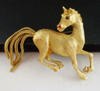 Sweet Vintage Gold Tone Horse Pin Brooch W/moving Mesh Tail & Enamel Accents