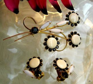 Vintage White Black Glass Rhinestone Cream Lucite Cab Flower Brooch Earrings Set