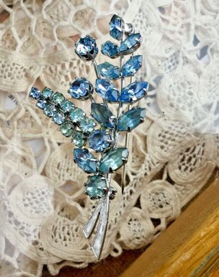 Vintage Jewellery Fine Baby Blue Crystal 1950’s Classic Flower Spray Brooch