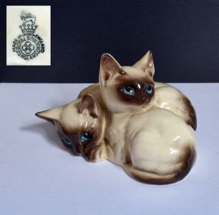 Lovely Vintage Royal Doulton 1296 Ceramic Siamese Cats / Kittens Ornament.