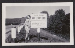 Entering Wisconsin Buffalo Lady Sexy Pose Legs Old/vintage Photo Snapshot - K309