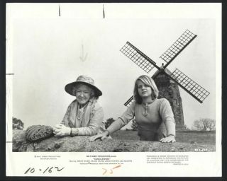1977 Jodie Foster & Helen Hayes In Candleshoe Vintage Photo