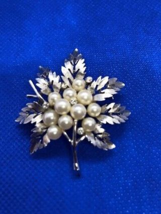 Vintage Crown Trifari Silvertone Pearl And Clear Rhinestone Leaf Brooch
