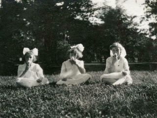 Zz660 Vtg Photo Three Girls Bows,  Eating Ice Cream Cones C Early 1900 