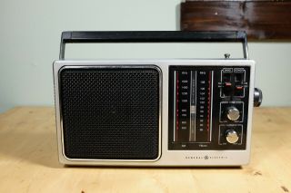 Vintage General Electric Ge Am/fm Portable Radio Model 7 - 2857a &
