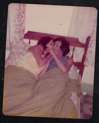 Antique Vintage Photograph Two Women In Bed Kissing - Lesbian / Gay