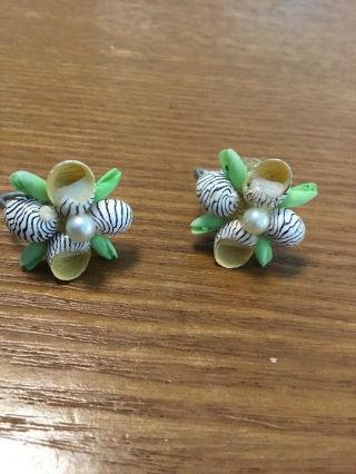Vintage 1960 ' s Hand Painted Seashell Flower Green Pearl Screw Back Earrings 3