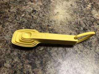 Vintage Tupperware Measuring Spoons Yellow Set of 6 with Ring GUC 3