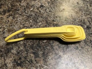 Vintage Tupperware Measuring Spoons Yellow Set of 6 with Ring GUC 5