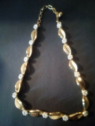 Vintage Trifari Gold Tone Necklace With Flowers