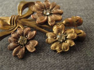 VINTAGE 40 ' S JEWELED RHINESTONES FLOWERS WITH RIBBONS IN BOW GOLDEN METAL PIN 2