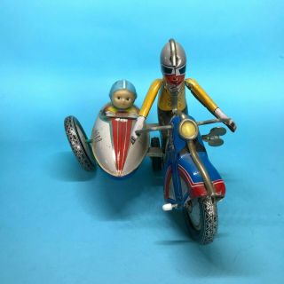 QSH - 605 TIN TOY MOTORCYCLE AND SIDECAR WITH DRIVERS VINTAGE WIND UP TIN TOY 4