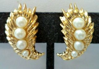 Vintage Estate Signed Crown Trifari Faux Pearl Flower 7/8 " Clip Earrings 2361g
