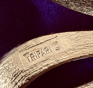 Vintage Signed CROWN TRIFARI Gold - Tone Metal White Enamel Ribbon Bow Pin Brooch 4