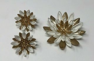 Vtg Sarah Coventry Gold Tone and White Enamel Blooming Flower Brooch w/ Earrings 2