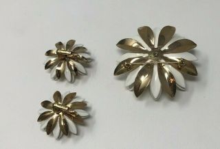 Vtg Sarah Coventry Gold Tone and White Enamel Blooming Flower Brooch w/ Earrings 4