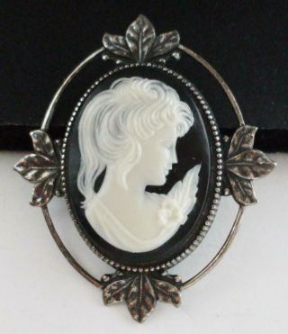 Lovely Vintage Style Black & White Cameo Lady Pin Brooch W/leaf Design On Edges