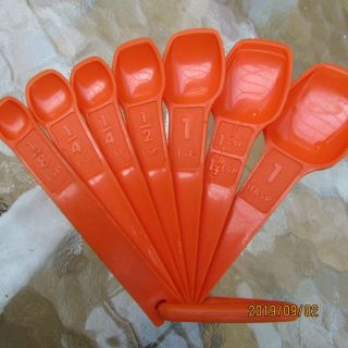 Vintage Tupperware Replacement 7 Measuring Spoons & Ring Orange