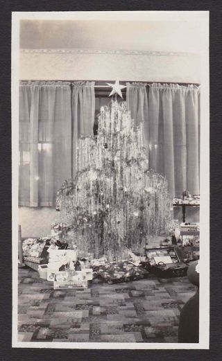 Beautful Xmas Tree Covered Tinsel Star Presents Old/vintage Photo Snapshot - J416