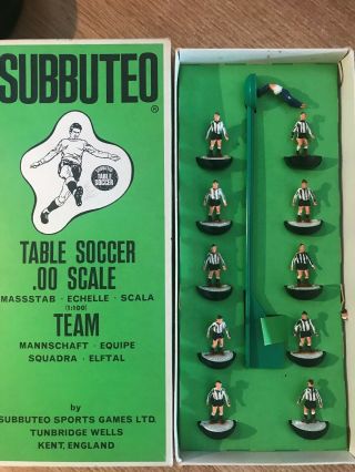 Vintage Subbuteo Hw Team Ref 8 Newcastle. ,  Complete.