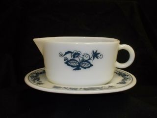 Pyrex Vintage Old Town /blue Onion Gravy Boat And Plate Outstainding