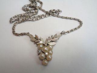 Vintage AVON Faux Pearl Rhinestone BUNCH OF GRAPES Beaded Pendant Necklace 2
