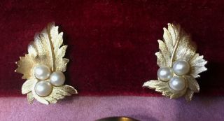 Vintage Sarah Coventrry Set Earrings and Brooch Gold Texured Metal with Pearls 2