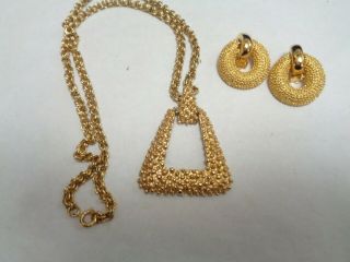 Vintage Signed Sarah Coventry Textured Gold Tone Pendant Necklace & Earrings