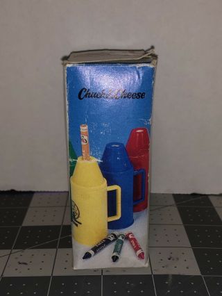 CHUCK E CHEESE ' S VINTAGE,  CRAYON Mug With Sharpener And Crayons Prize 5