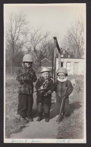 Playing Army War Little Soldiers Helmets Guns Old/vintage Photo Snapshot - K454
