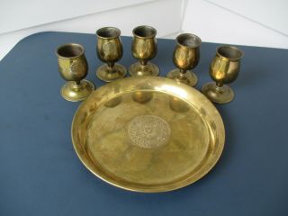 Set Of 5 Vintage Brass Cups W/tray Has Design In Middle Of Tray Matches Cups