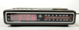 Vtg General Electric Model 7 - 4612a Ge Am/fm Alarm Clock Radio Woodgrain Retro