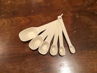 Vintage Complete Set Of 6 Tailor Made Measuring Spoons Nesting Plastic Usa