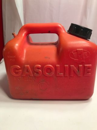 Vintage Old Type " Chilton " 1 Gallon (model P10) Vented Red Plastic Gas Can