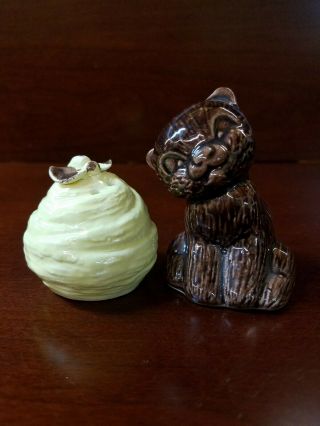 Vintage Salt And Pepper Shakers 1225 Bear With Bee On Beehive