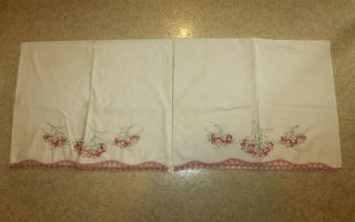 Set Of 2 Vintage Embroidered Pillowcases With Crocheted Edges 27 