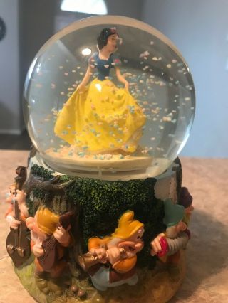 Vintage Walt Disney Snow White And Seven Dwarfs Musical Snow Globe
