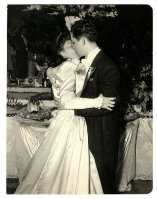 Vintage 7.  5 " X 9.  5 " Photo Pretty Bride & Groom Kissing Wedding Portrait 1940 