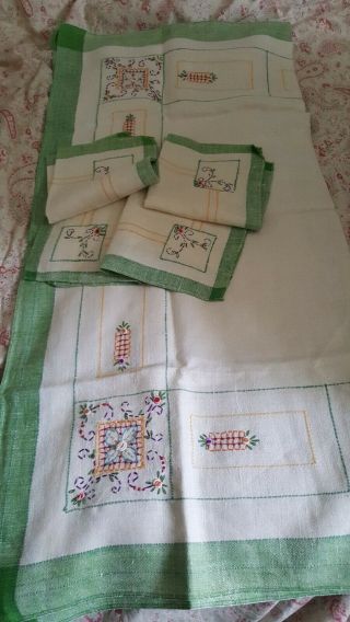Vintage Embroidered Tablecloth And 4 Napkins