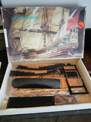 Vintage Heller La Courrane Sailing Ship 1/ 200 Scale Model Kit