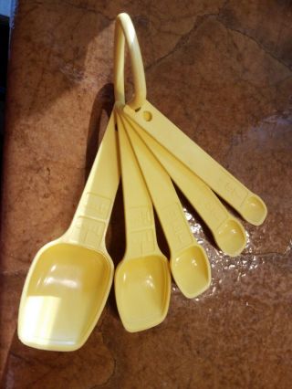 5 Vintage Tupperware Measuring Spoons & Ring Yellow