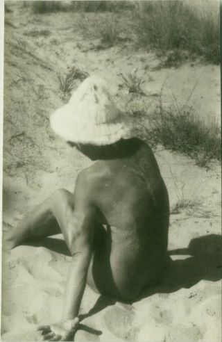 1950s/60s Vintage Risque Amateur Photo - Naked Woman On The Beach (142)