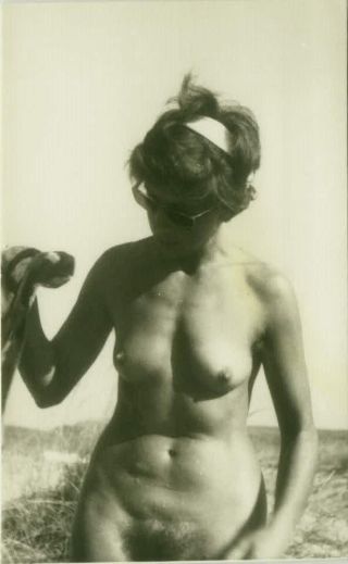 1950s/60s Vintage Risque Amateur Photo - Naked Woman On The Beach (106)