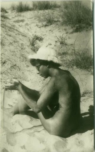 1950s/60s Vintage Risque Amateur Photo - Naked Woman On The Beach (110)