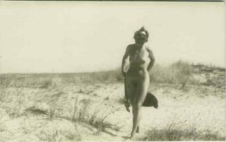 1950s/60s Vintage Risque Amateur Photo - Naked Woman On The Beach (140)