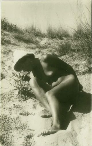 1950s/60s Vintage Risque Amateur Photo - Naked Woman On The Beach (109)
